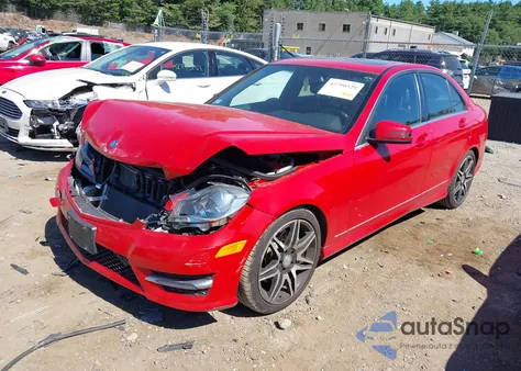 2013 Mercedes-Benz C 300 Luxury 4Matic/Sport 4Matic z USA, uszkodzony, nr VIN WDDGF8AB8DG047453